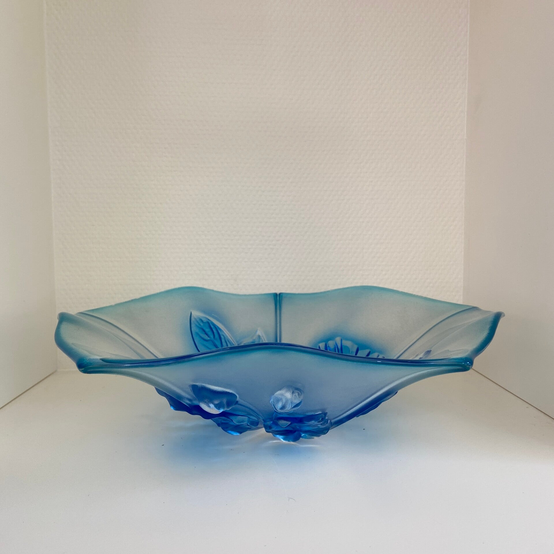 Vintage schaal van bewerkt glas met helderblauwe decoratie