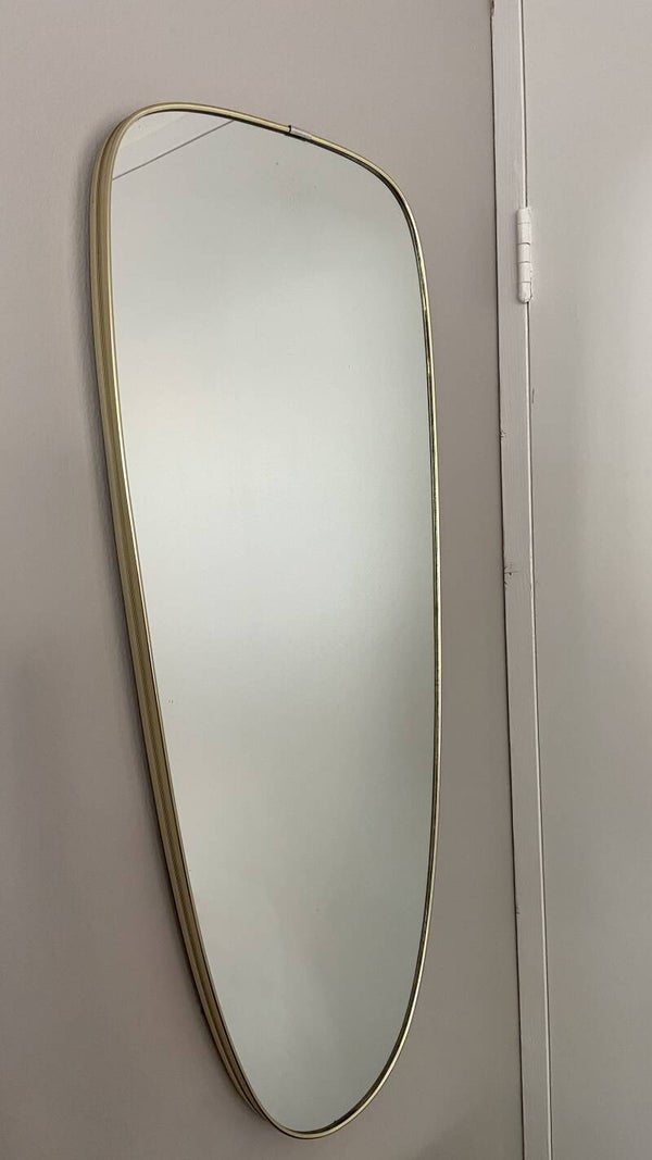 Grote vintage Deense asymmetrische spiegel met messing lijst