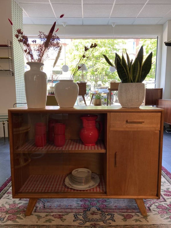 Vintage vitrinekast van berkenhout met glazen schuifdeuren