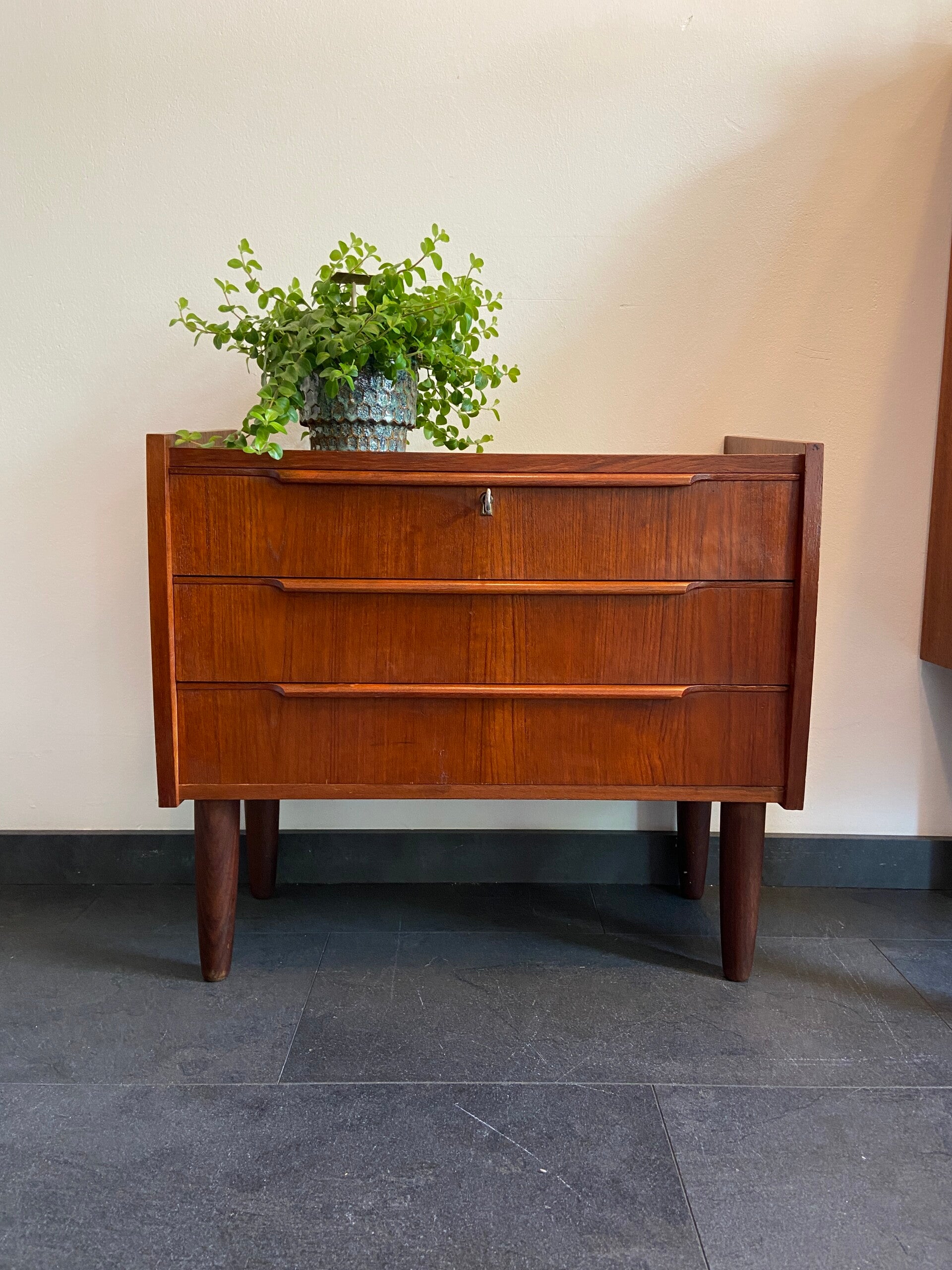 Vintage Deense 3-ladekast van teakhout