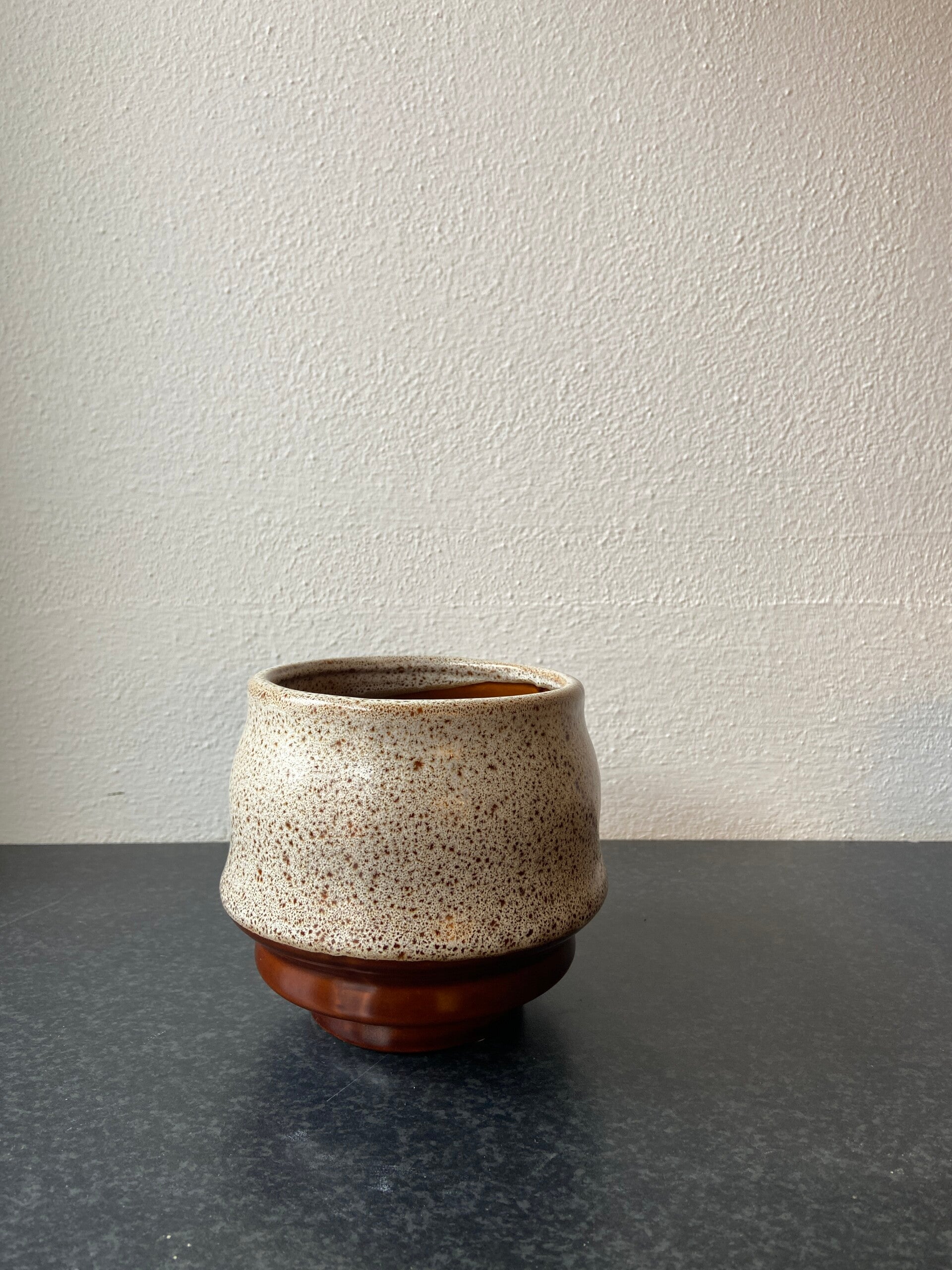 Retro handgemaakte bloempot in bruin/zandkleurig aardewerk maat M