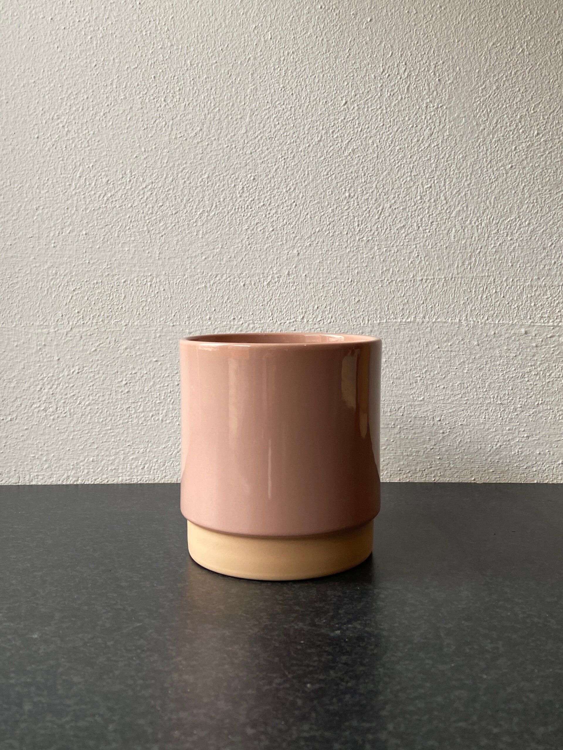 Nieuwe retro bloempot in roze aardewerk
