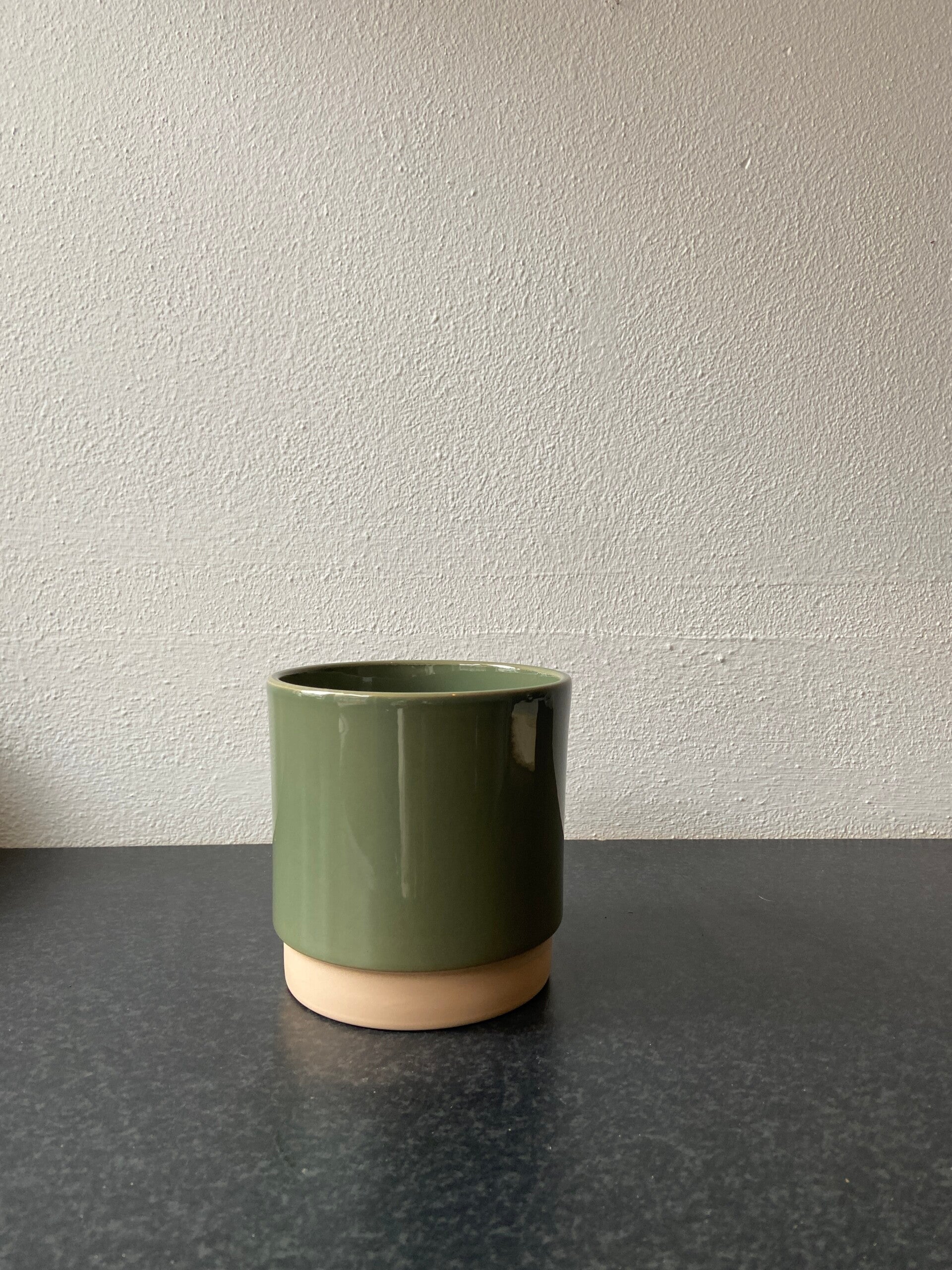 Nieuwe retro bloempot in groen aardewerk