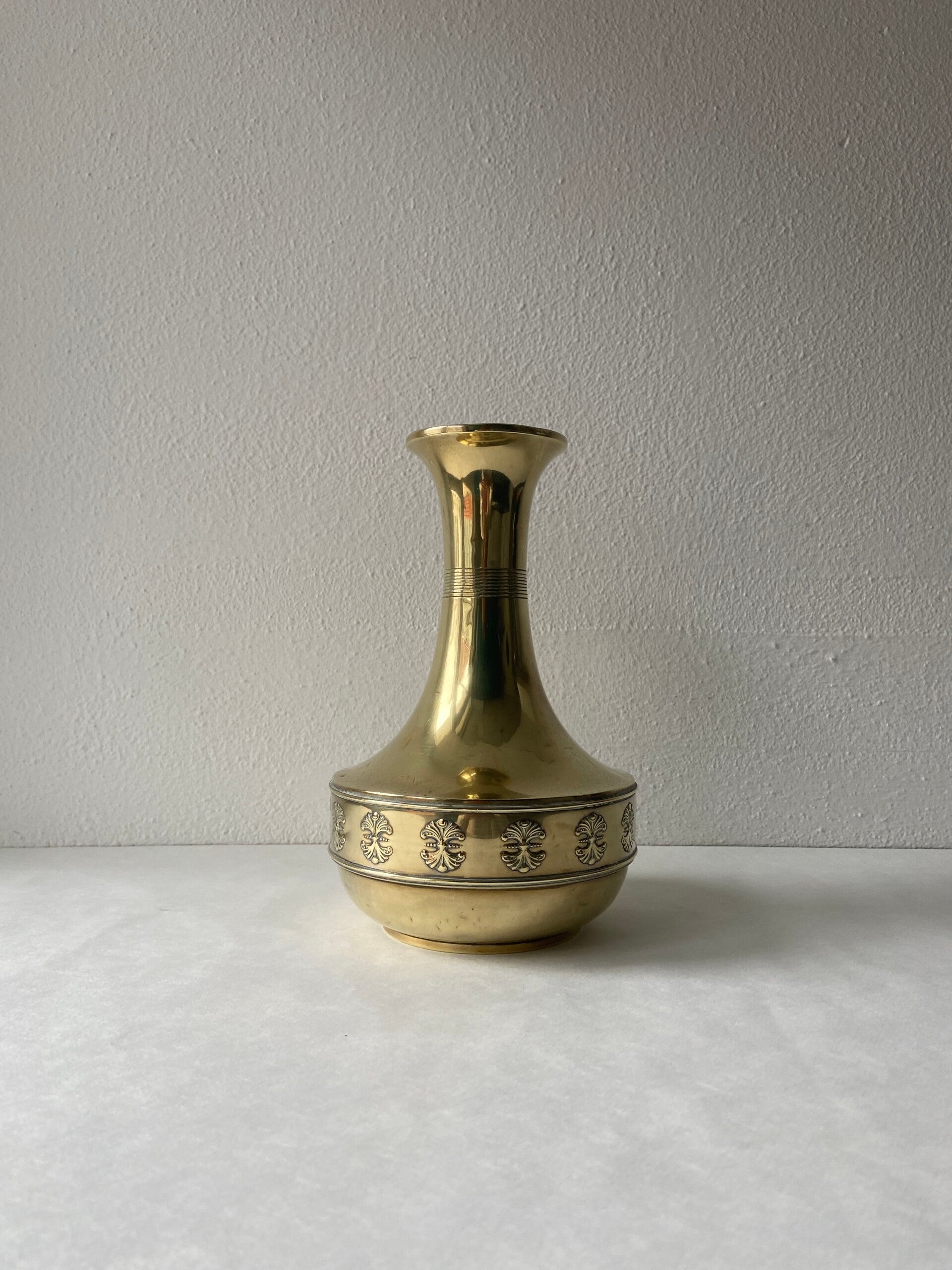 Vintage messing vaas met bewerkte sierrand van Metawa, Tiel Holland