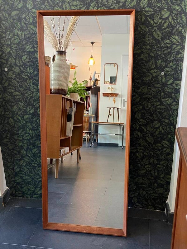 Vintage passpiegel in teakhouten lijst met reliëfrand