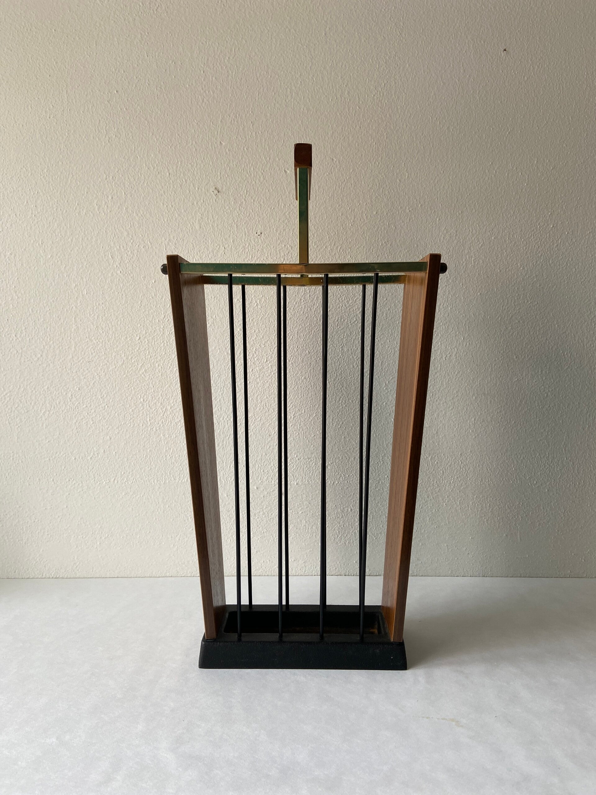 Vintage parapluhouder van teakfineer en messing frame