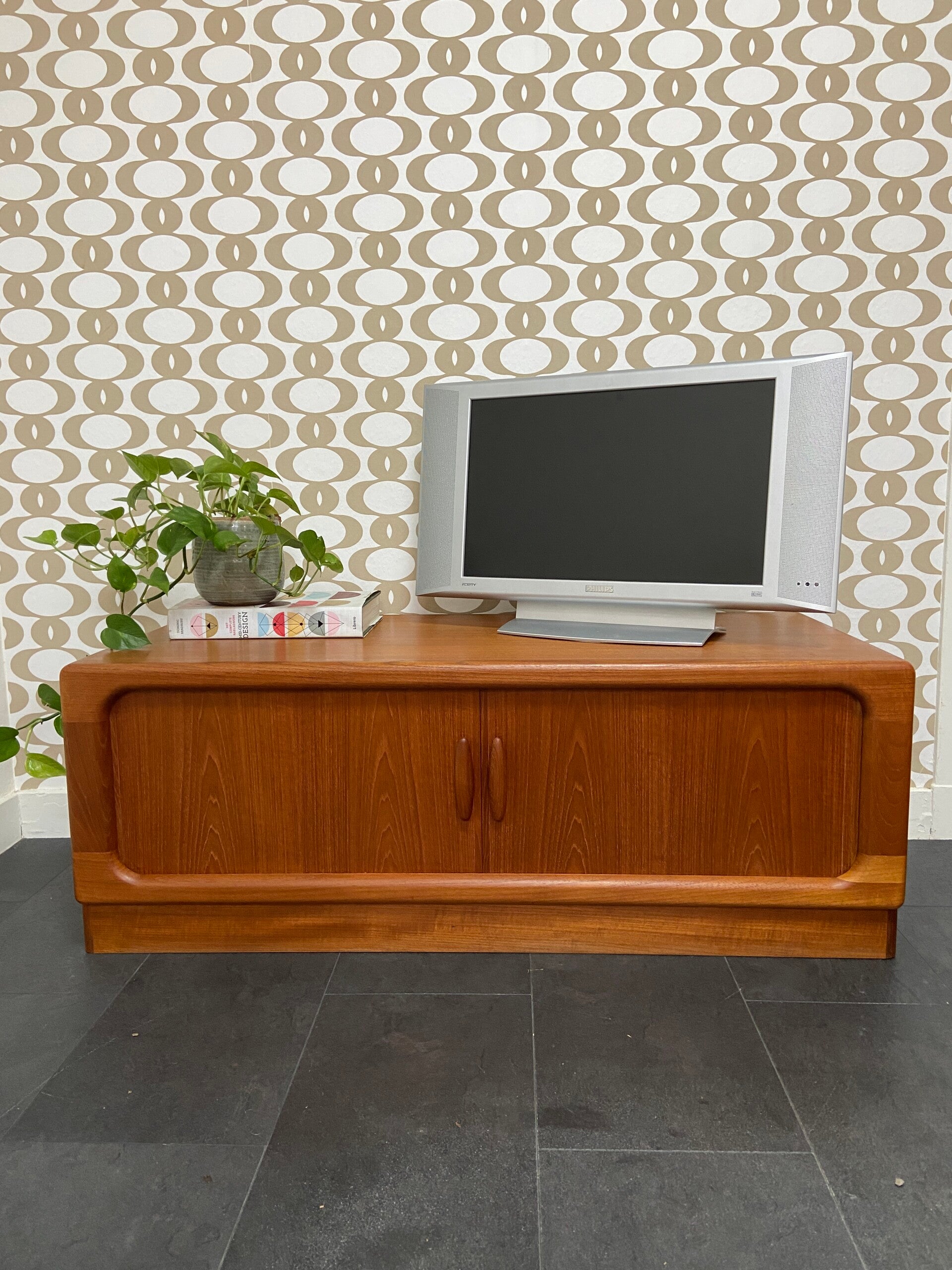 Vintage Deens lowboard/tv-meubel van Dyrlund met tambourdeuren