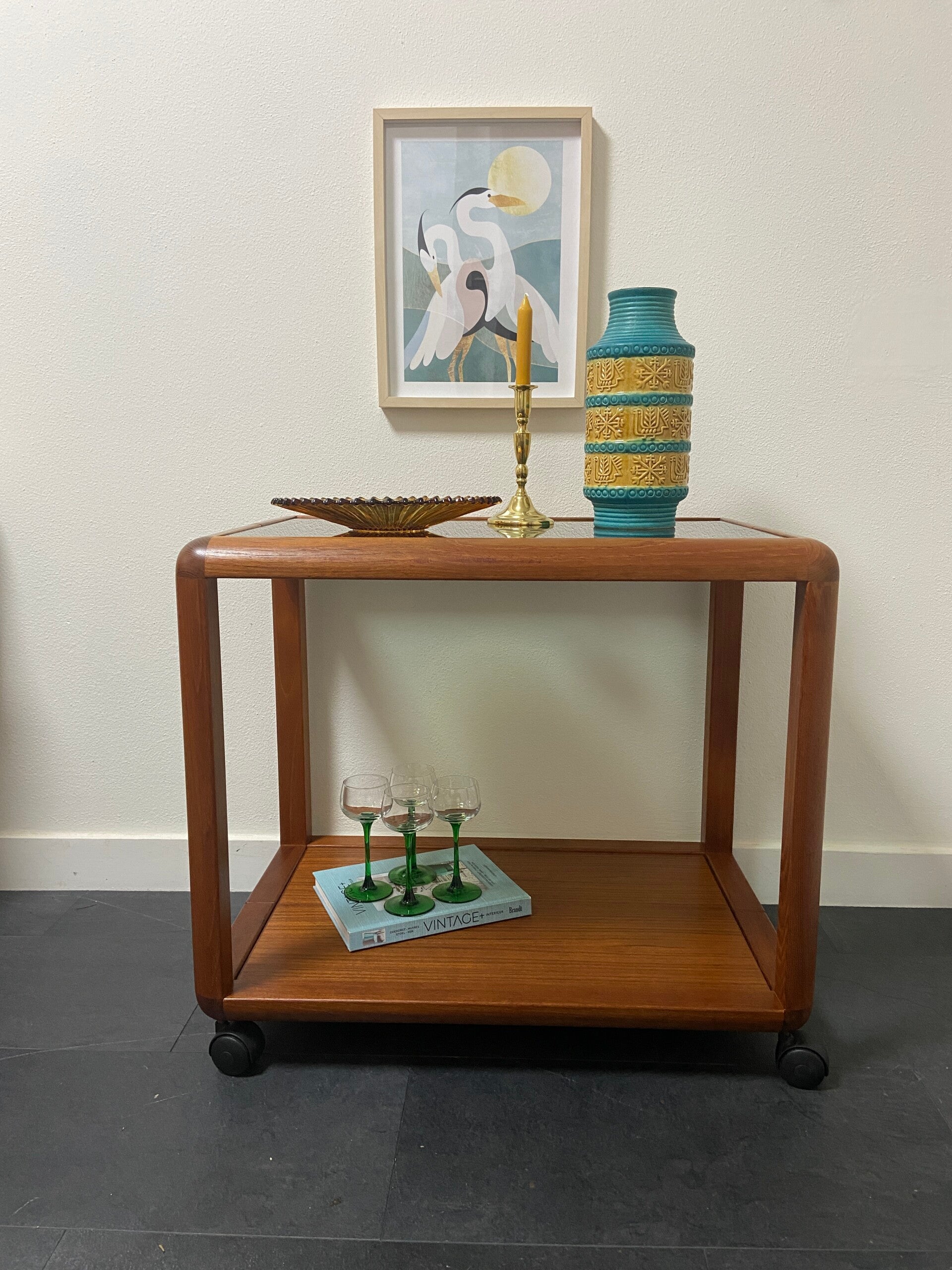 Vintage Deense bijzettafel/serveerwagen van teakhout en rookglas