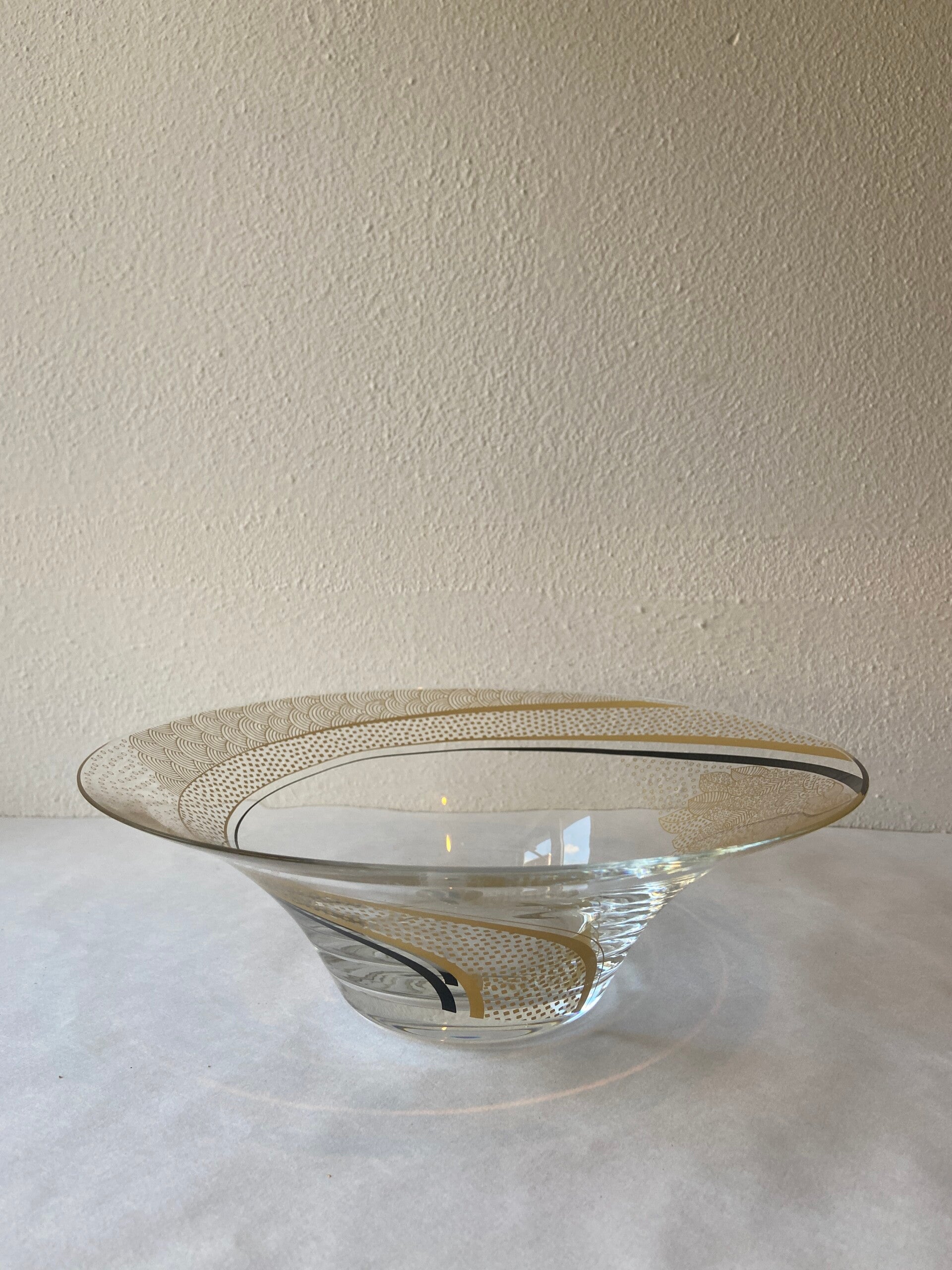 Schaal van Hutschenreuther met zwarte en goudkleurige decoratie