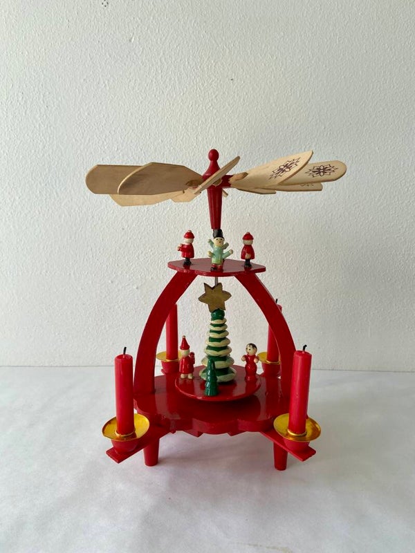 Rode houten kerstmolen, 2 etages met sneeuwpop en kerstman