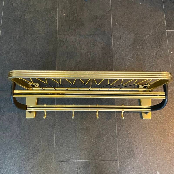 Vintage messing treinkapstok met draad geweven hoedenplank en zwarte details