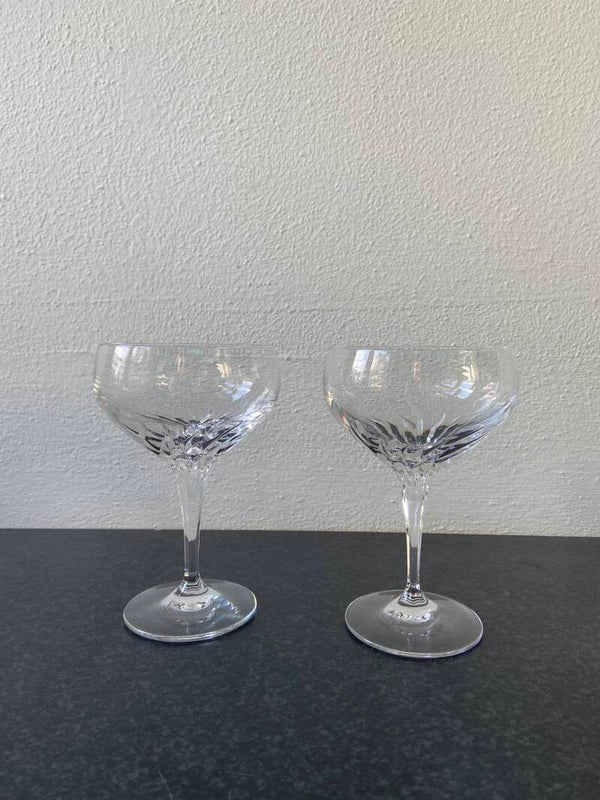 Set van 2 kristallen champagnecoupes met bewerkte kelk