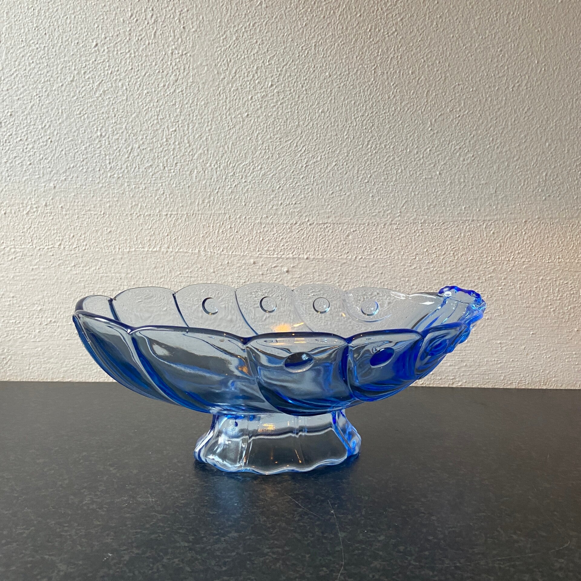 Art Deco schaal van blauw persglas, ovaal model