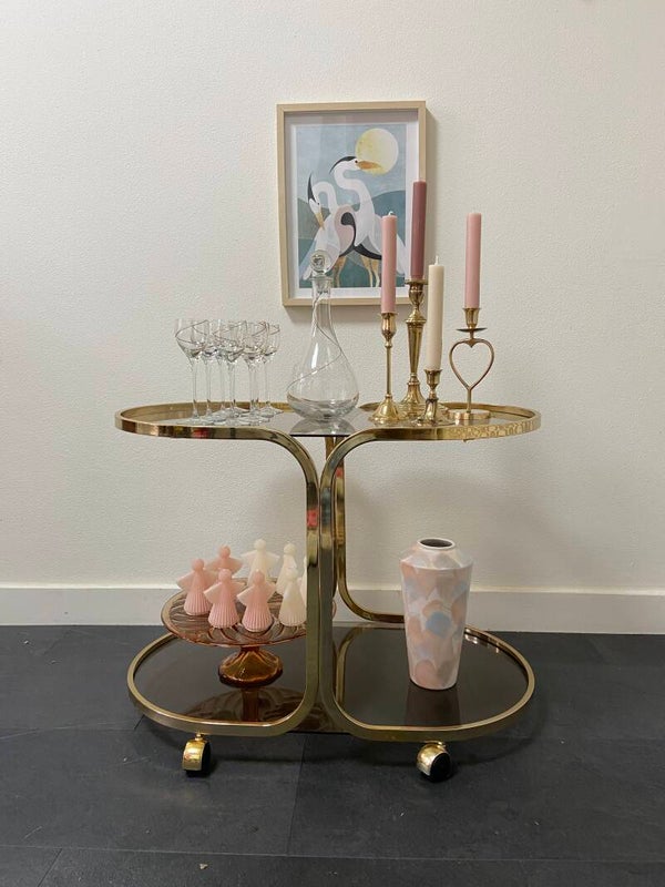 Goudkleurige ovale serveerwagen met rookglas