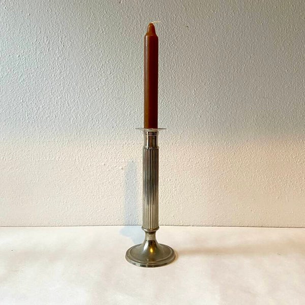 Verzilverde zuilvormige kandelaar