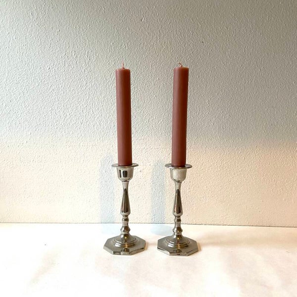 Set van 2 zilverkleurige kandelaren met 8-kantige voet