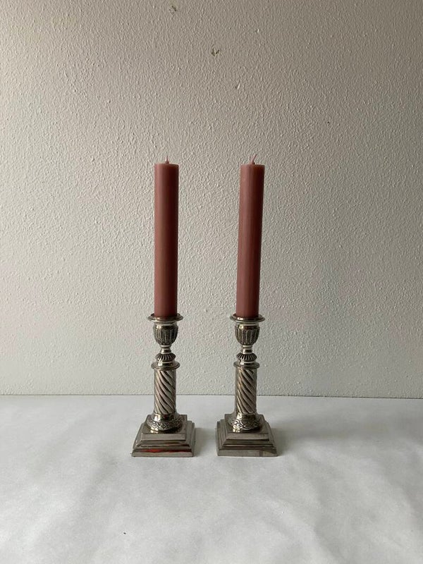 Set van 2 zware, verzilverde kandelaren rijk bewerkt