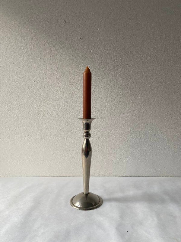 Zilverkleurige kandelaar met ronde vormen