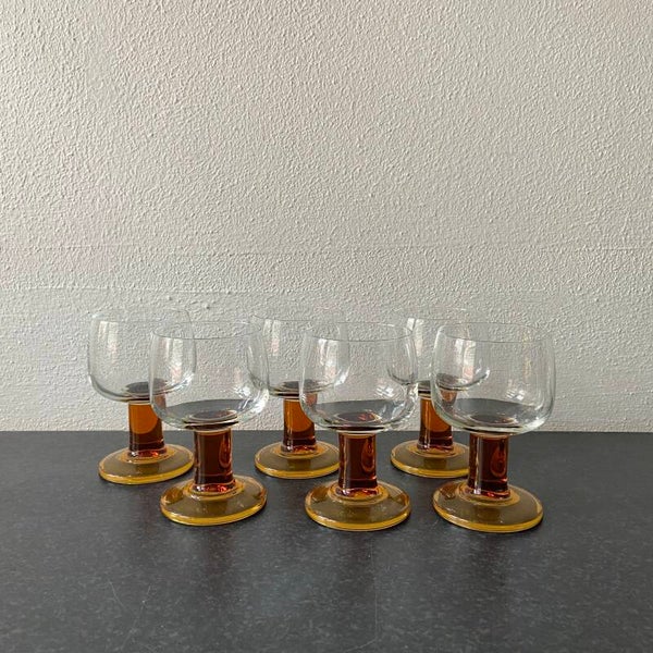 Set van 6 Franse wijnglazen met amberkleurige voet, jaren '70