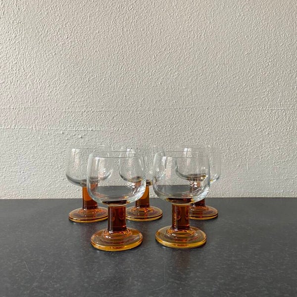 Set van 5 Franse wijnglazen met amberkleurige voet, jaren '70
