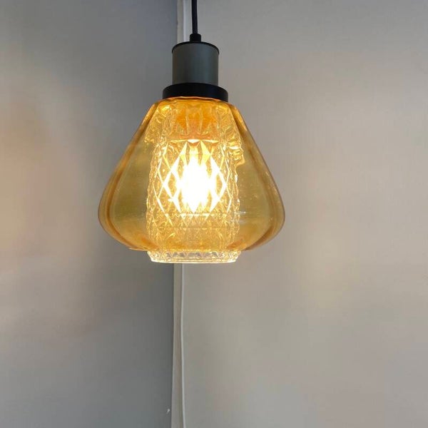 Vintage hanglamp met dubbele glazen kap in geel en wit glas