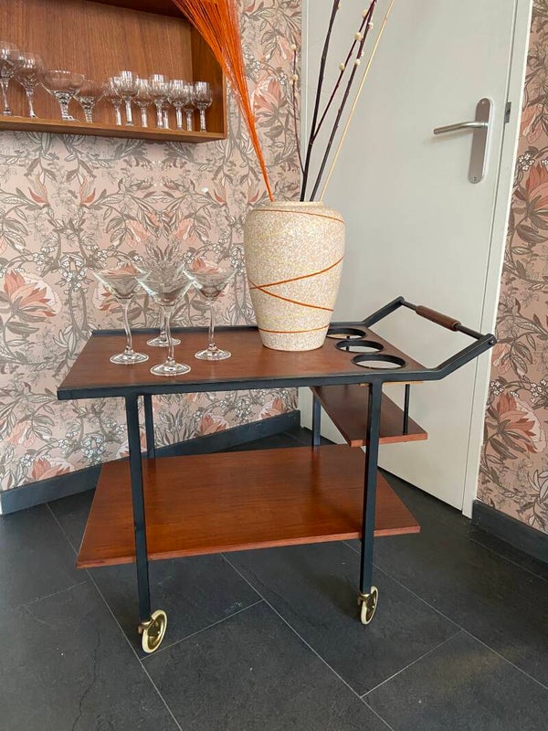 Vintage serveerwagen met flessenhouders