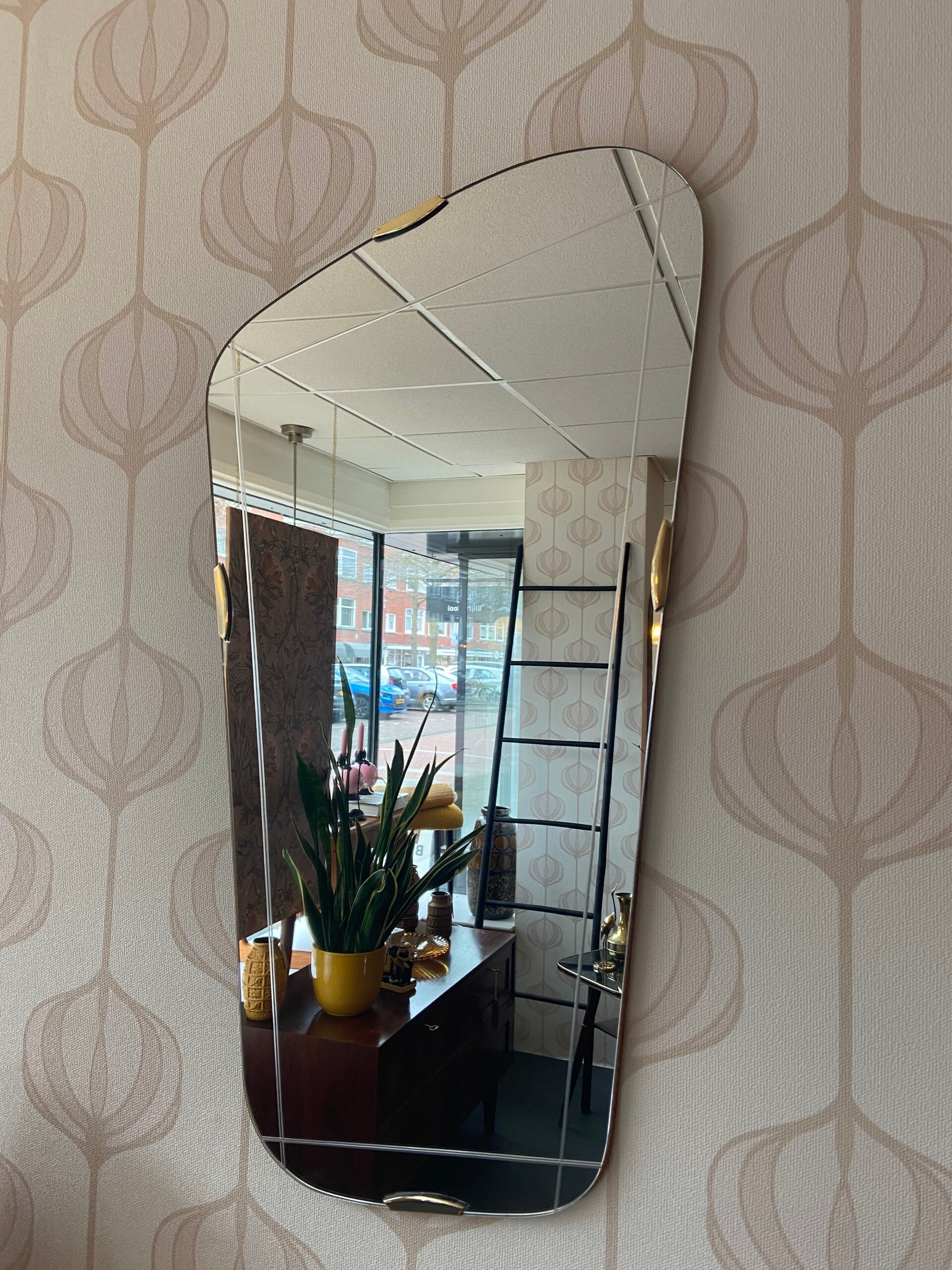 Vintage asymmetrische spiegel met messing details