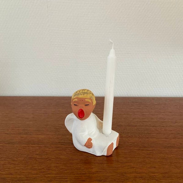 Zittende kerstengel met kaars van Rot Ceramic