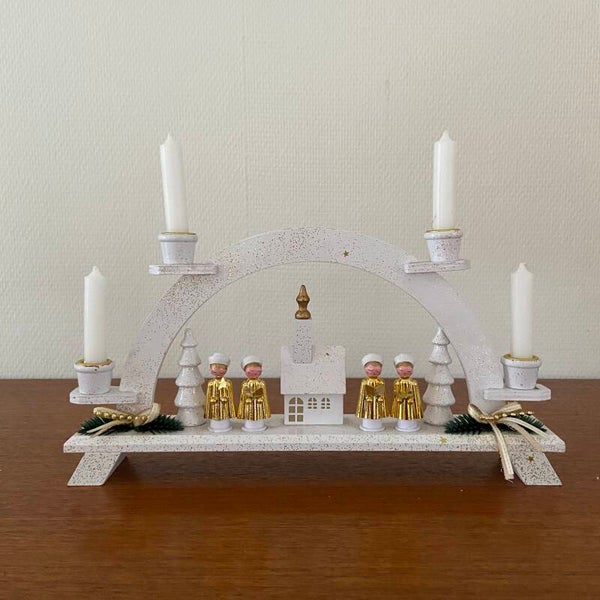 Duitse lichtboog met 4 kaarsen en messingkleurige kerstzangers