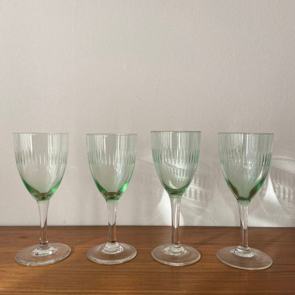 Set van 4 vintage likeurglazen met groene, bewerkte kelk