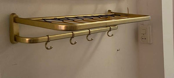 Vintage messing treinkapstok met draad geweven hoedenplank