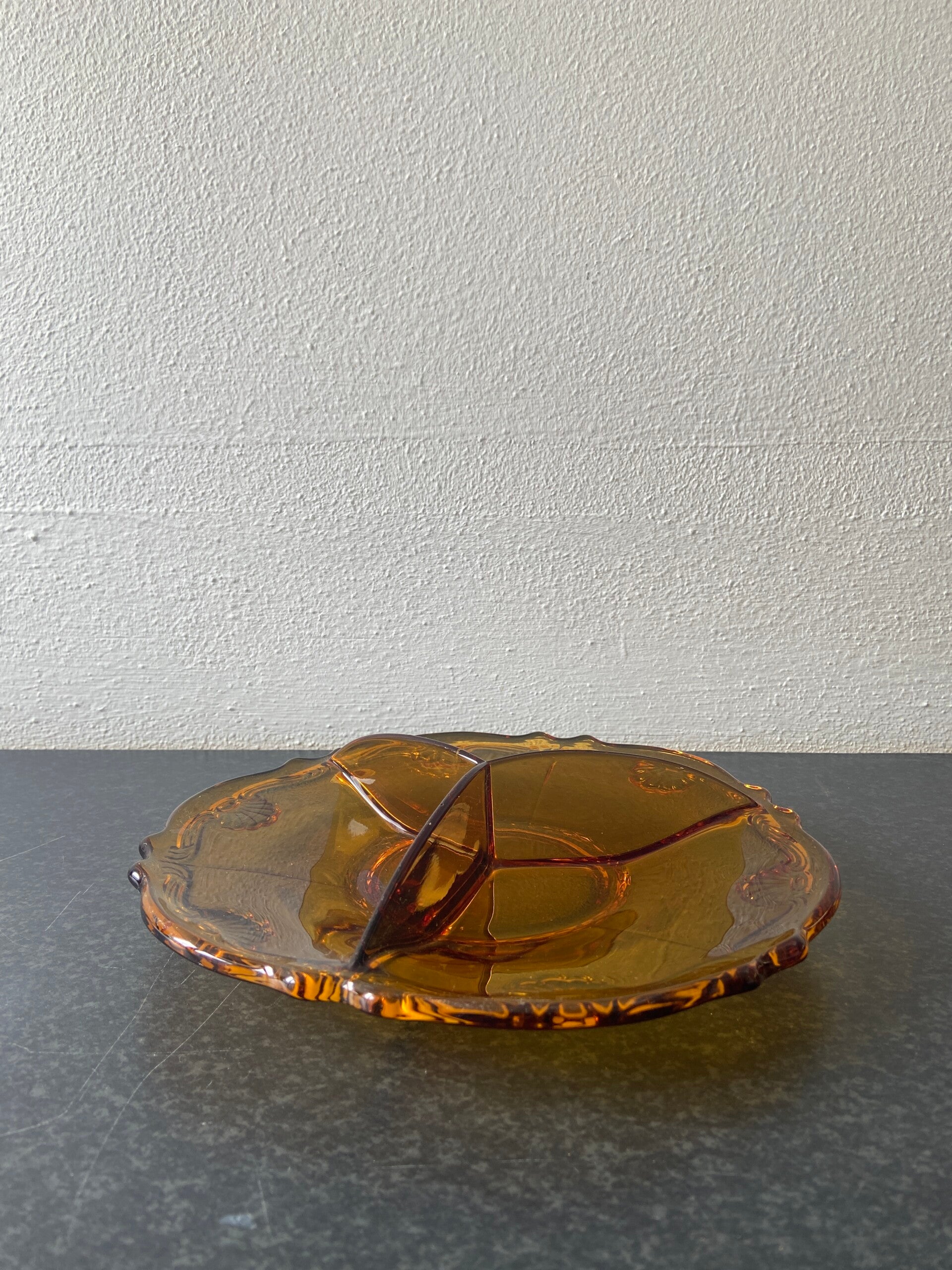 Vintage amberkleurige glazen schaal met vakverdeling