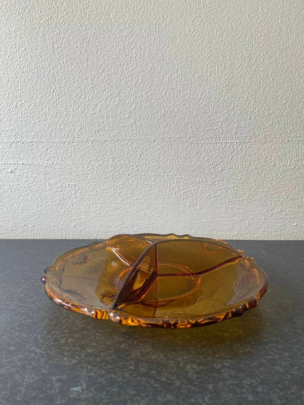 Vintage amberkleurige glazen schaal met vakverdeling