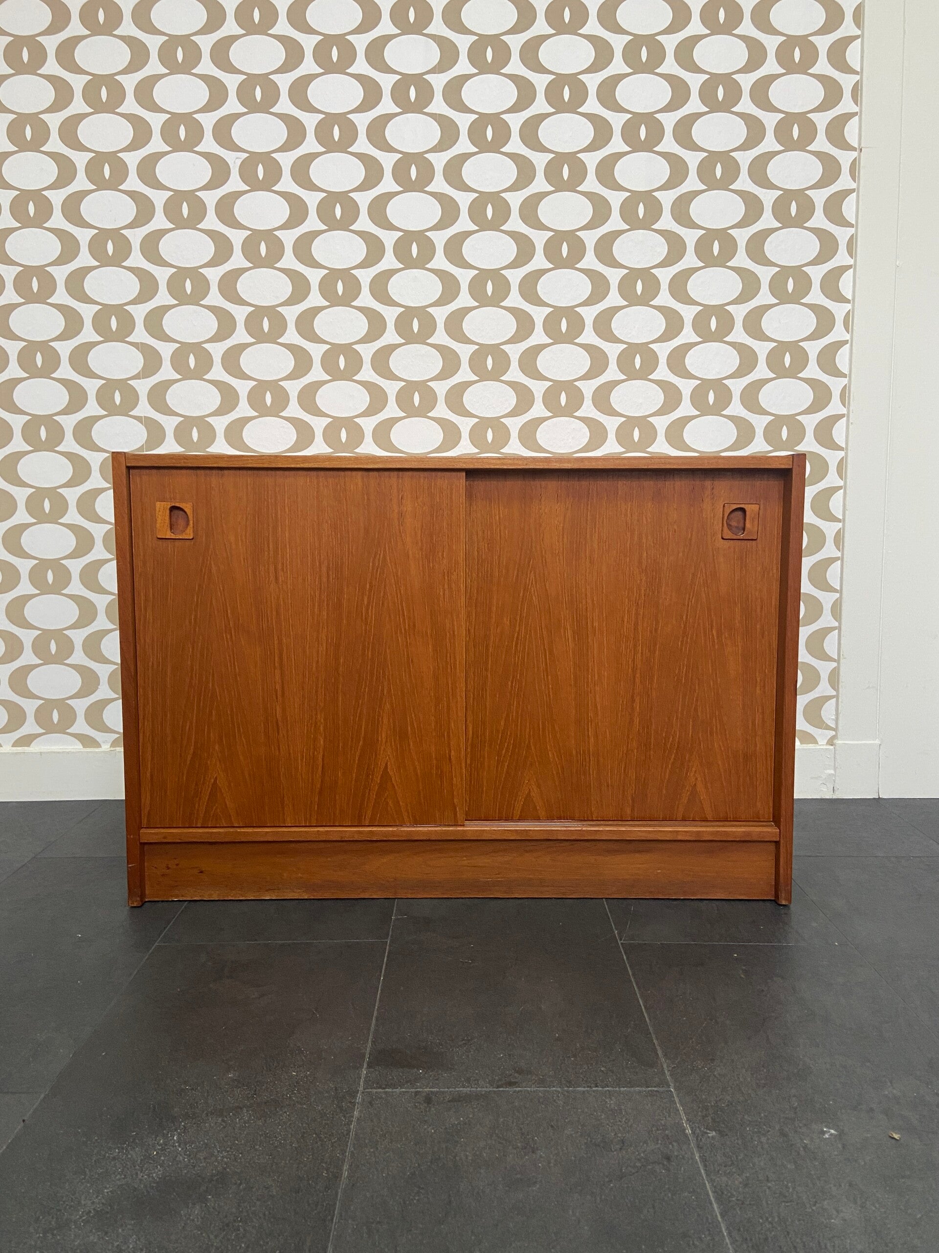 Vintage Deense wandkast met schuifdeuren