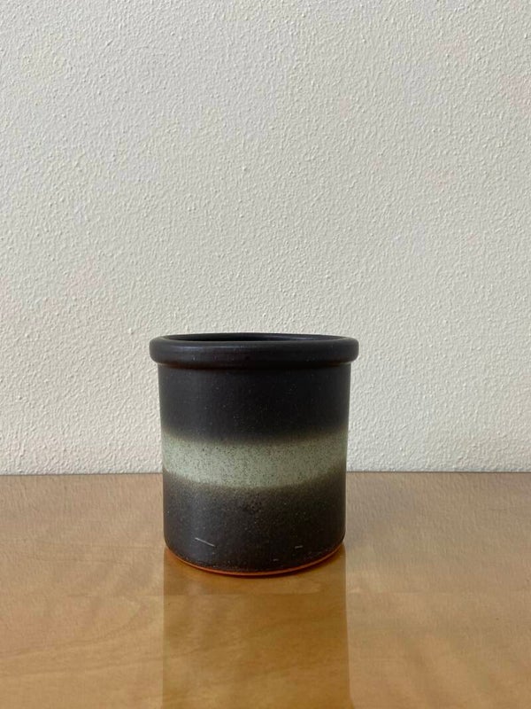 Vintage bloempot in zwart  met groen aardewerk