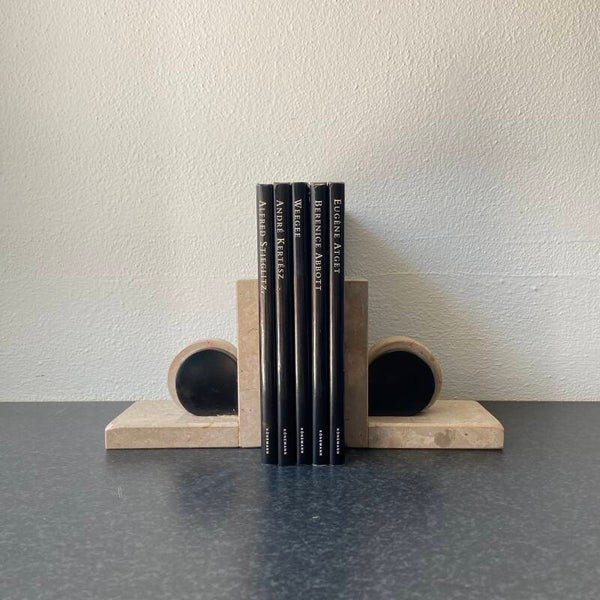 Set van 2 Art Deco boekensteunen van zandkleurig marmer