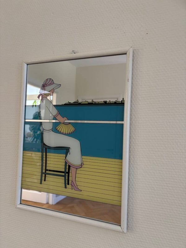 Spiegel Art Deco stijl zittende vrouw aan zee
