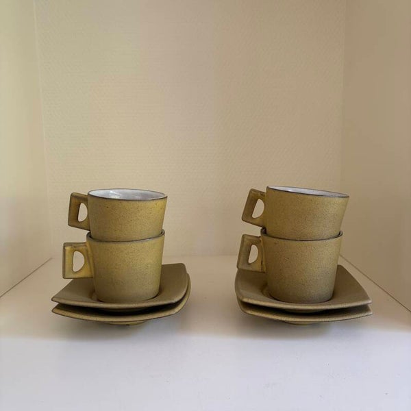 Set van 4 handgemaakte aardewerk kop en schotels, jaren '70