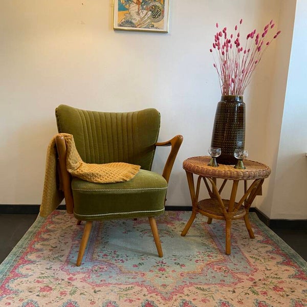 Vintage cocktailfauteuil met houten armleuning