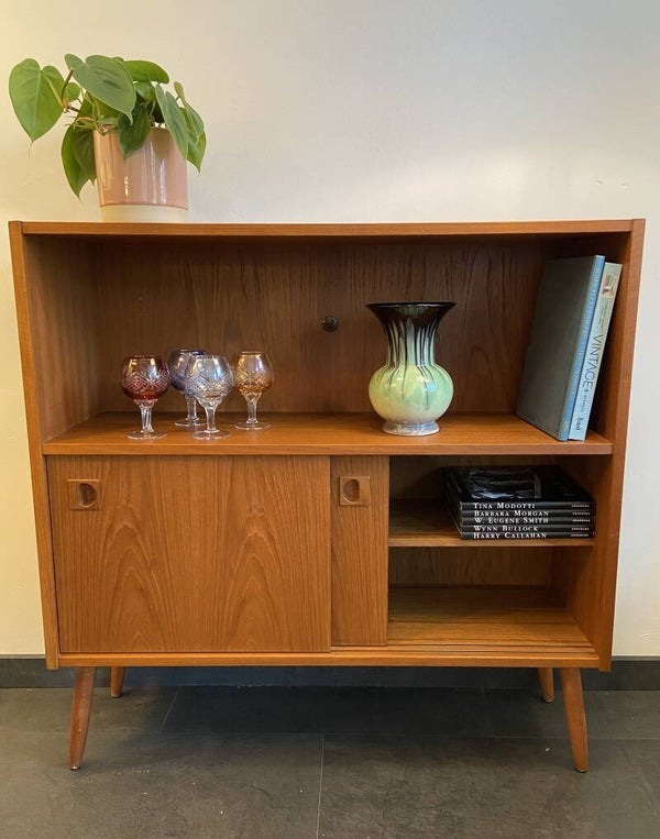 Vintage Deens teak wand/boekenkastje met schuifdeuren