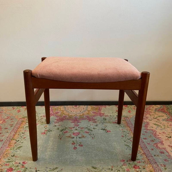 Deens Design Nils O. Møller voetenbankje met nieuwe roze bekleding