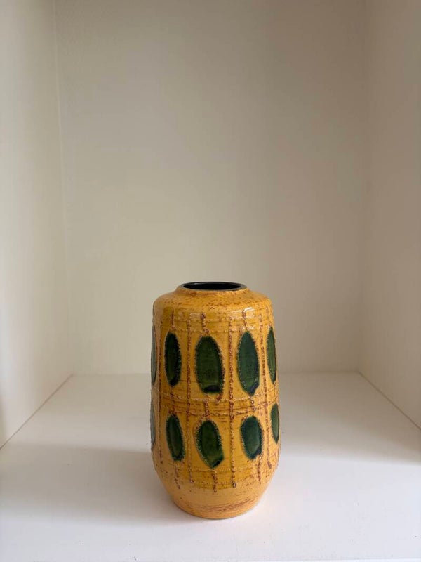 Strehla vaasje in geel keramiek met groene fat lava figuren, jaren '60