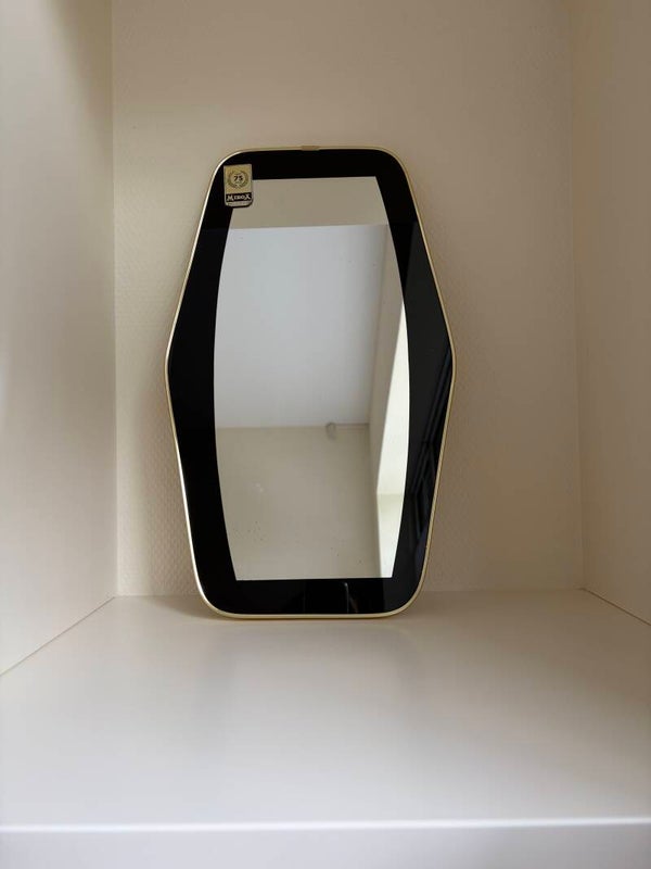 Spiegel in geometrische vorm met zwart vlak en messing rand, jaren '60