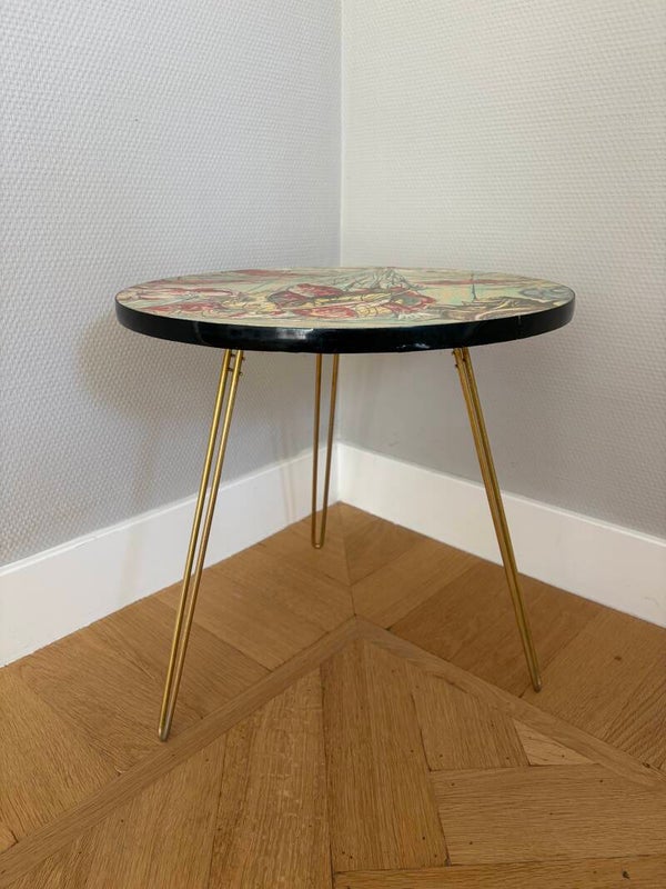 Franse bijzettafel met vissen decoratie, en hairpin legs, jaren '60