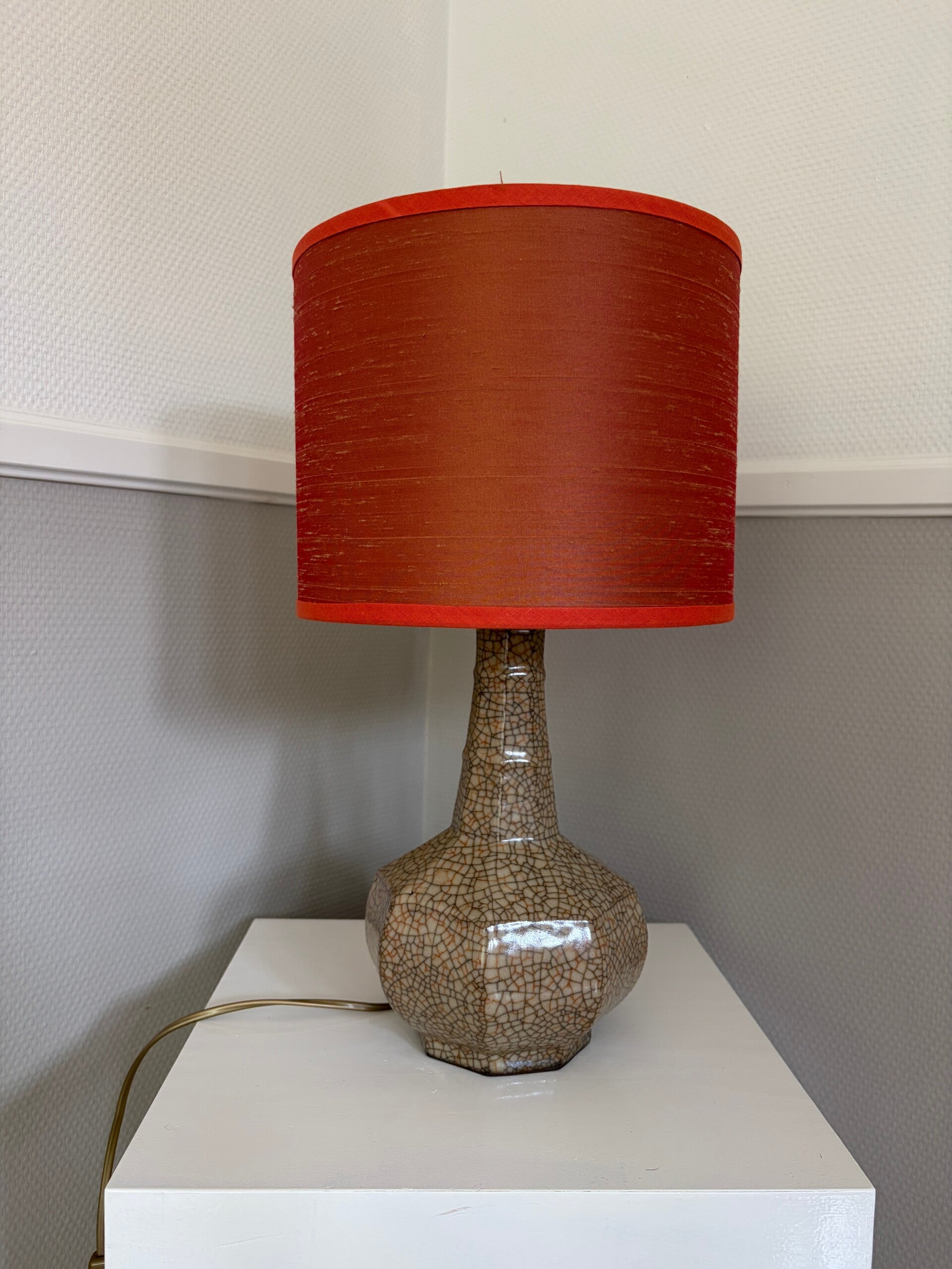 Vintage taupekleurige lampvoet met terrakleurige lampenkap
