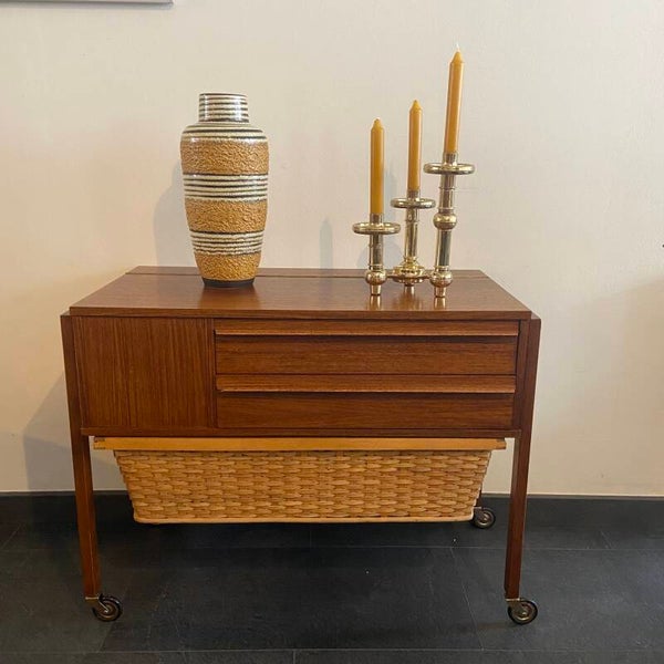 Vintage Naaikastje op wielen met rotan mand
