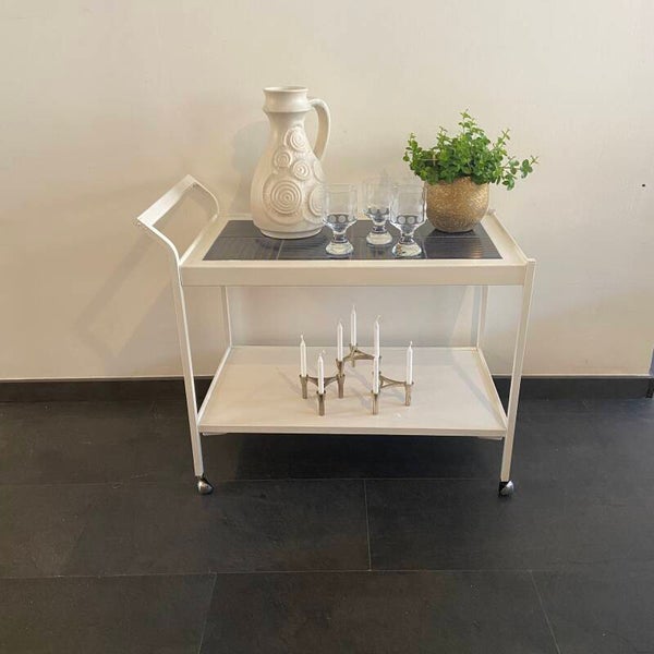 Vintage serveerwagen met keramische tegels