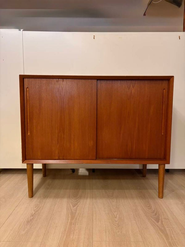 Compact dressoir van teak met schuifdeuren en verstelbare plank