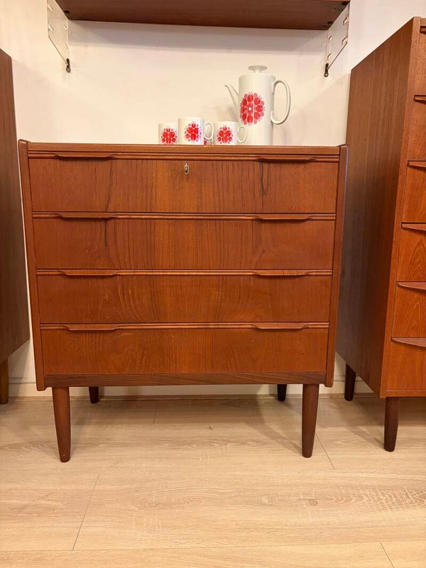Deens teak 4-ladekast met afsluitbare lade
