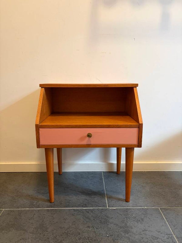 Nachtkastje/bijzetkastje van teakfineer met roze lade